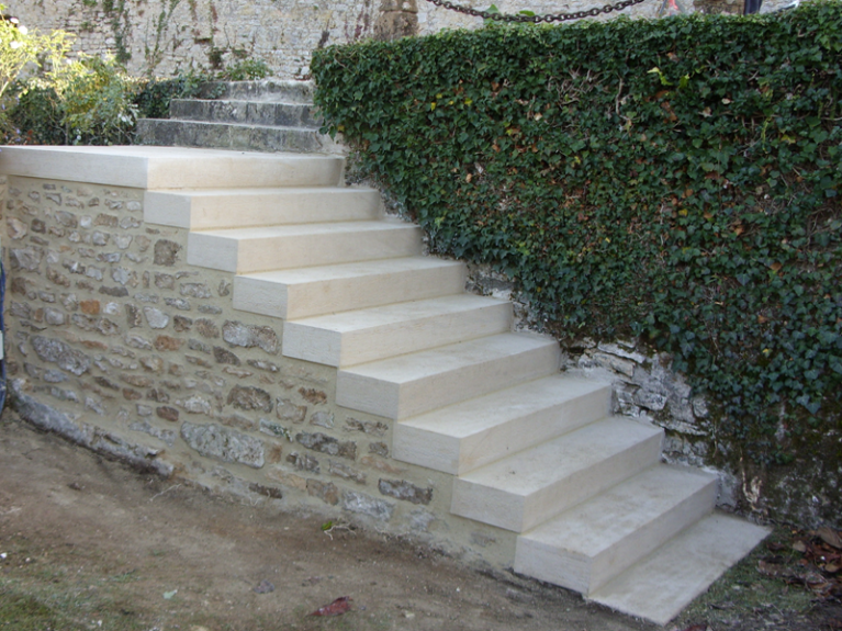 Escalier d'extérieur en taille de pierre