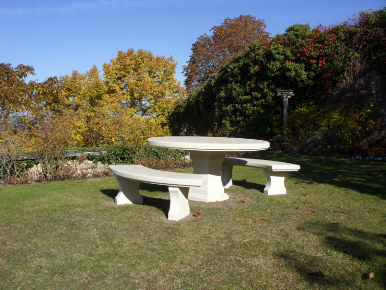 Table et bancs de jardin en taille de pierre
